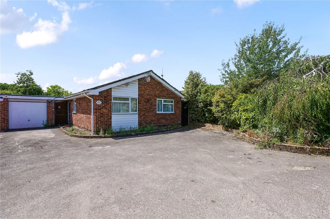 3 bed house for sale — Harpers Road, Ash, Guildford, Surrey, GU12 6BX