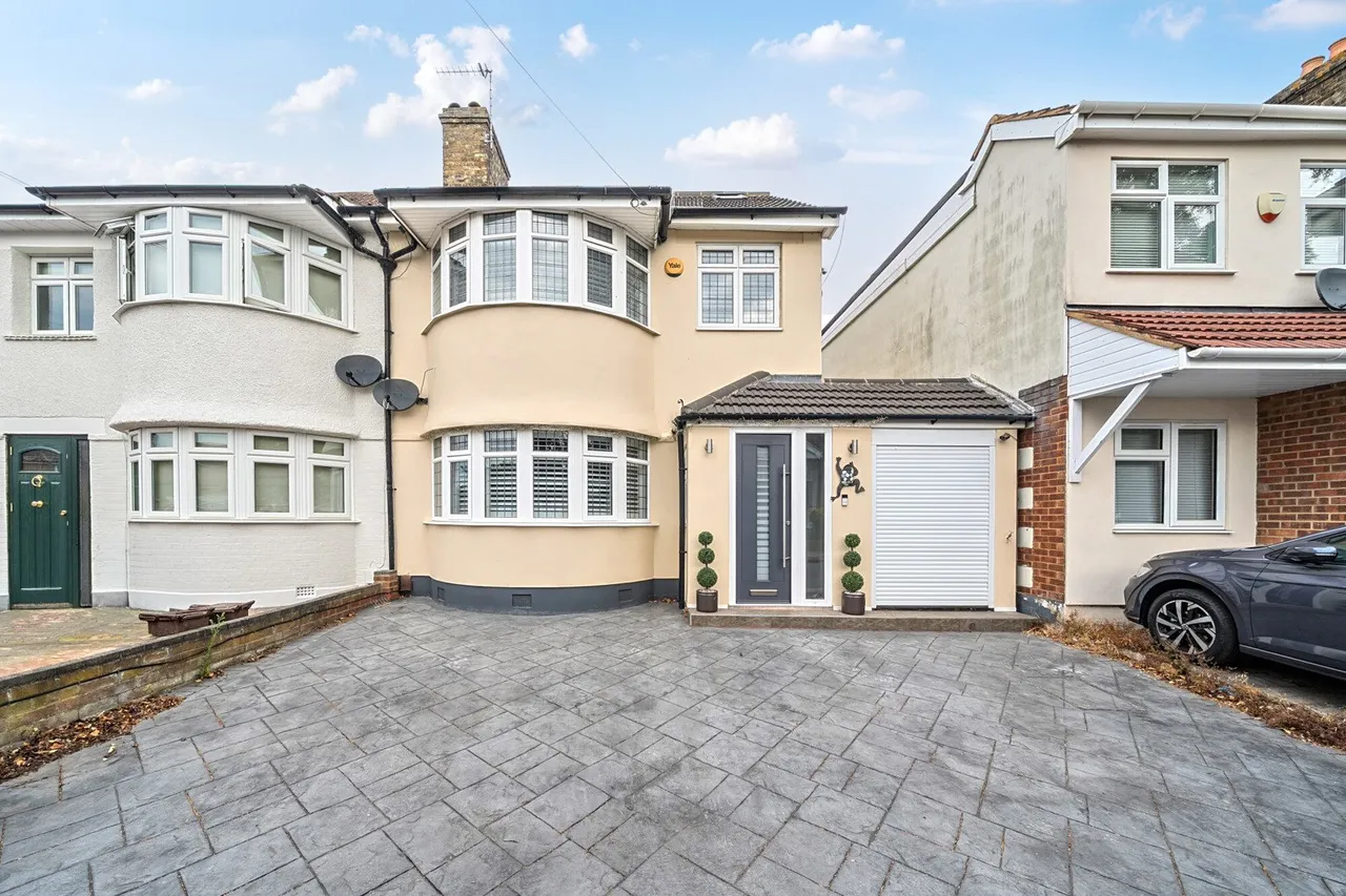 4 bed house for sale — Axminster Crescent, DA16