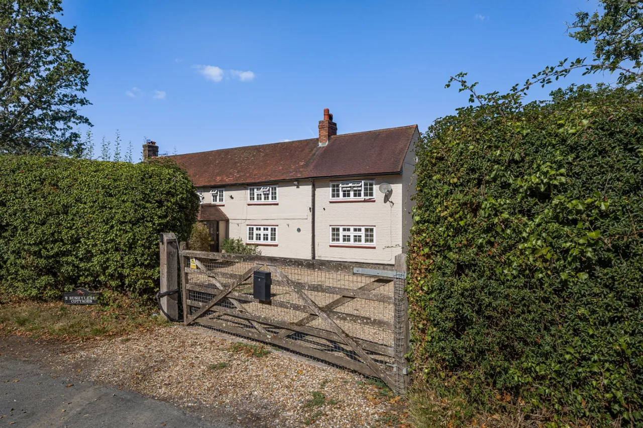 4 bed house to rent, Redlands Lane, Ewshot, GU10