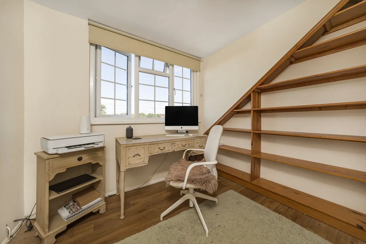 Redlands Lane, Ewshot, GU10, photo 18