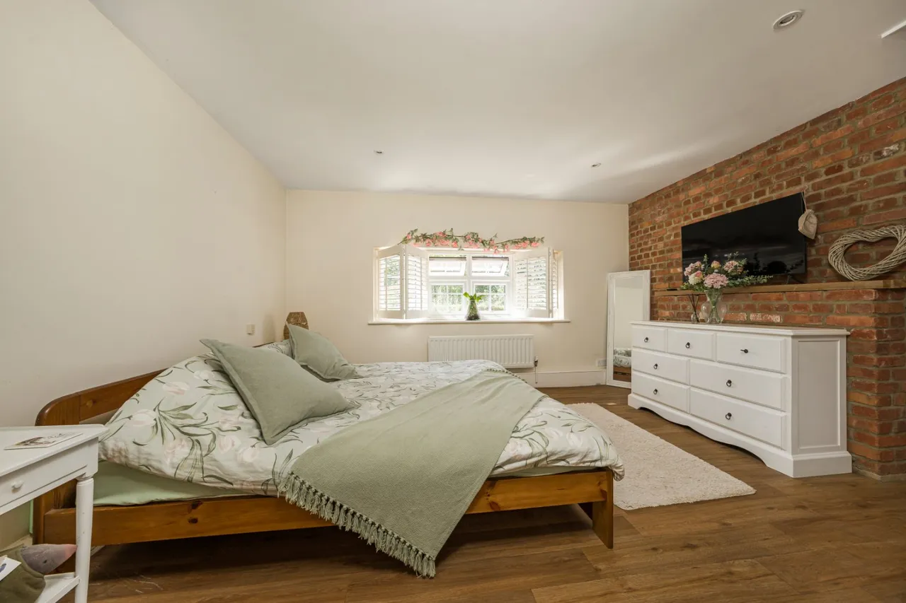 Redlands Lane, Ewshot, GU10, photo 17