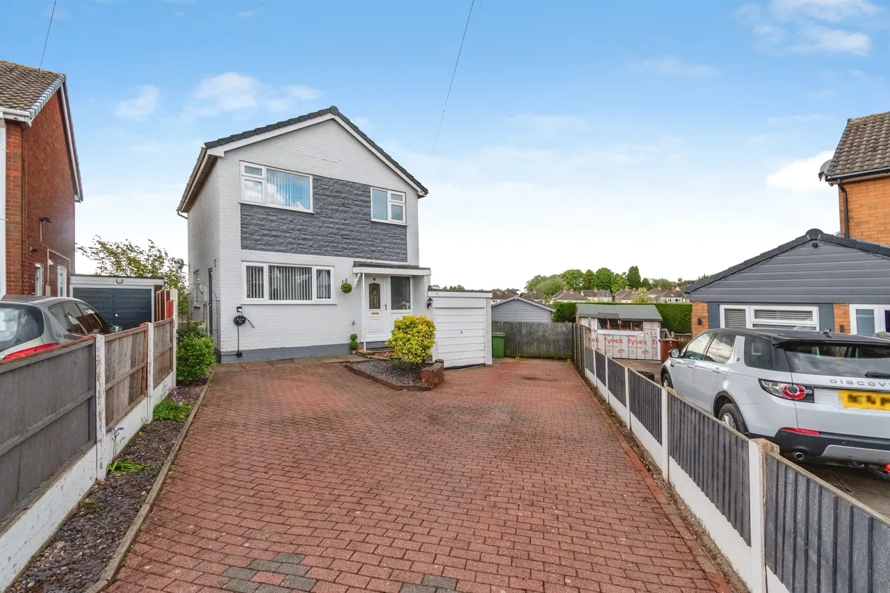 3 bed house for sale — Melrose Drive, Hednesford, Cannock