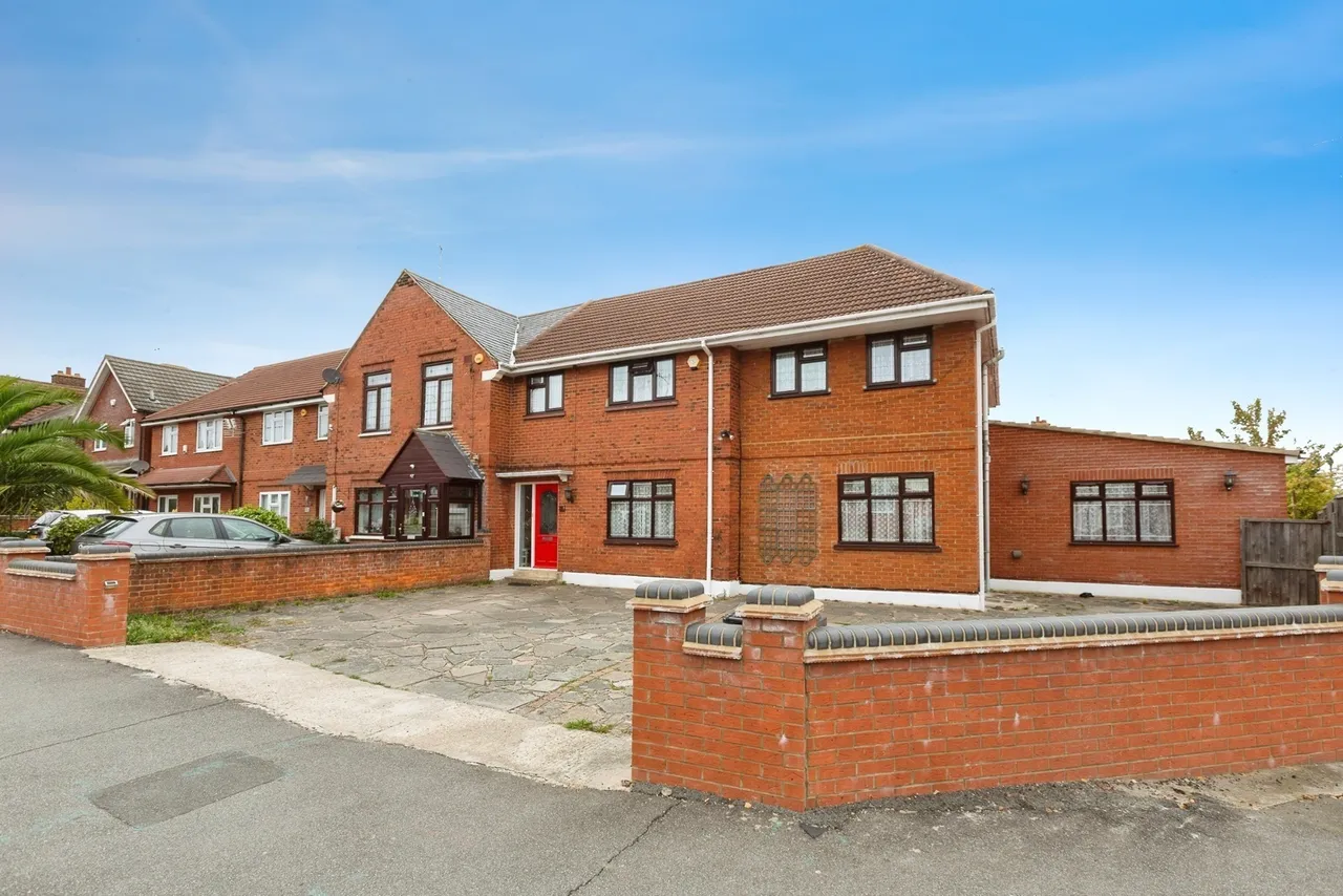 5 bed house for sale — Tomswood Hill, Ilford, IG6