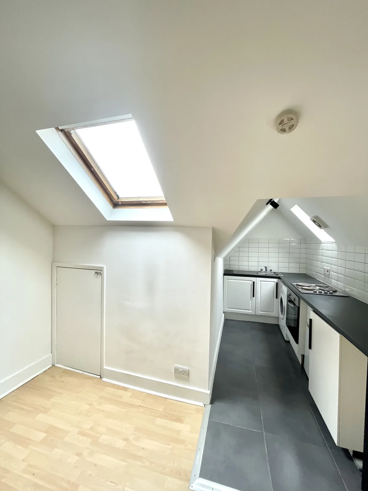 Green Lanes, N13, photo 6