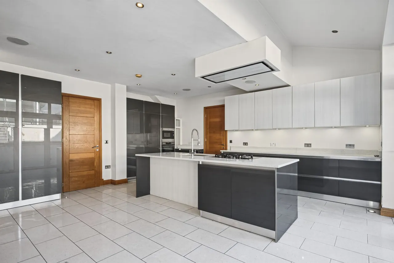 Alexander Avenue, London, NW10, photo 9