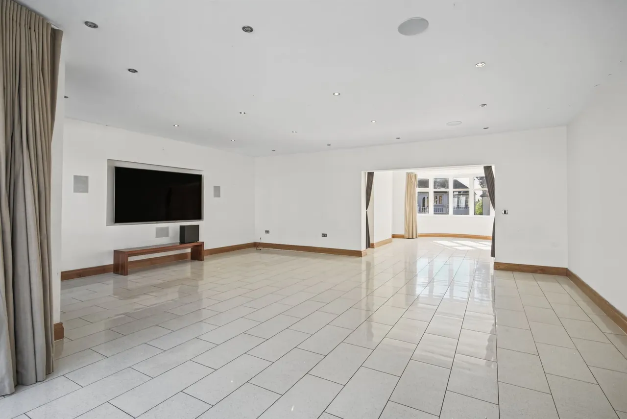 Alexander Avenue, London, NW10, photo 25
