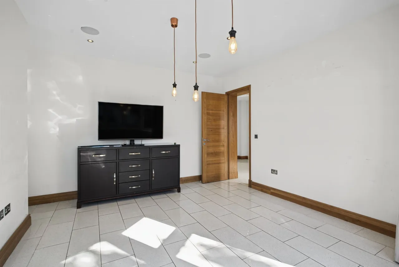 Alexander Avenue, London, NW10, photo 23