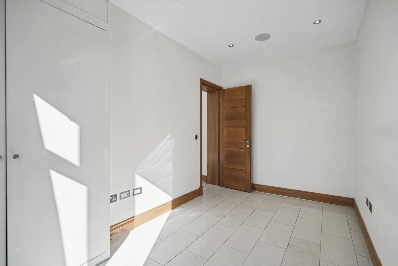 Alexander Avenue, London, NW10, photo 17