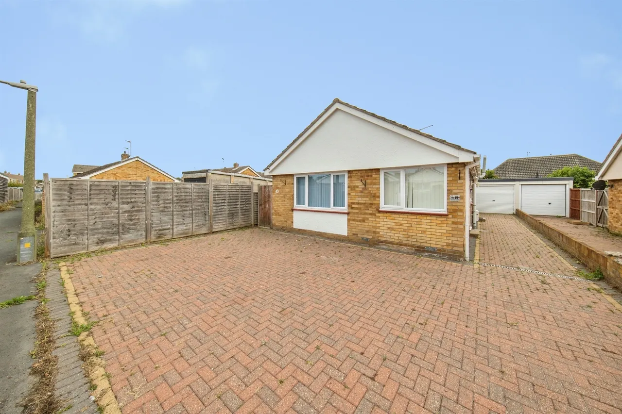 3 bed house for sale — Bembridge Close, Clacton-On-Sea