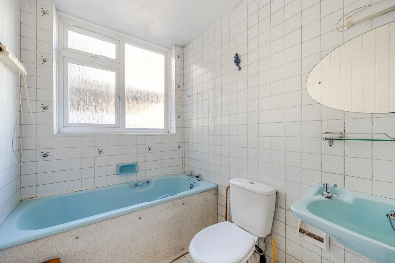 Avenue Road, Epsom, KT18, photo 12