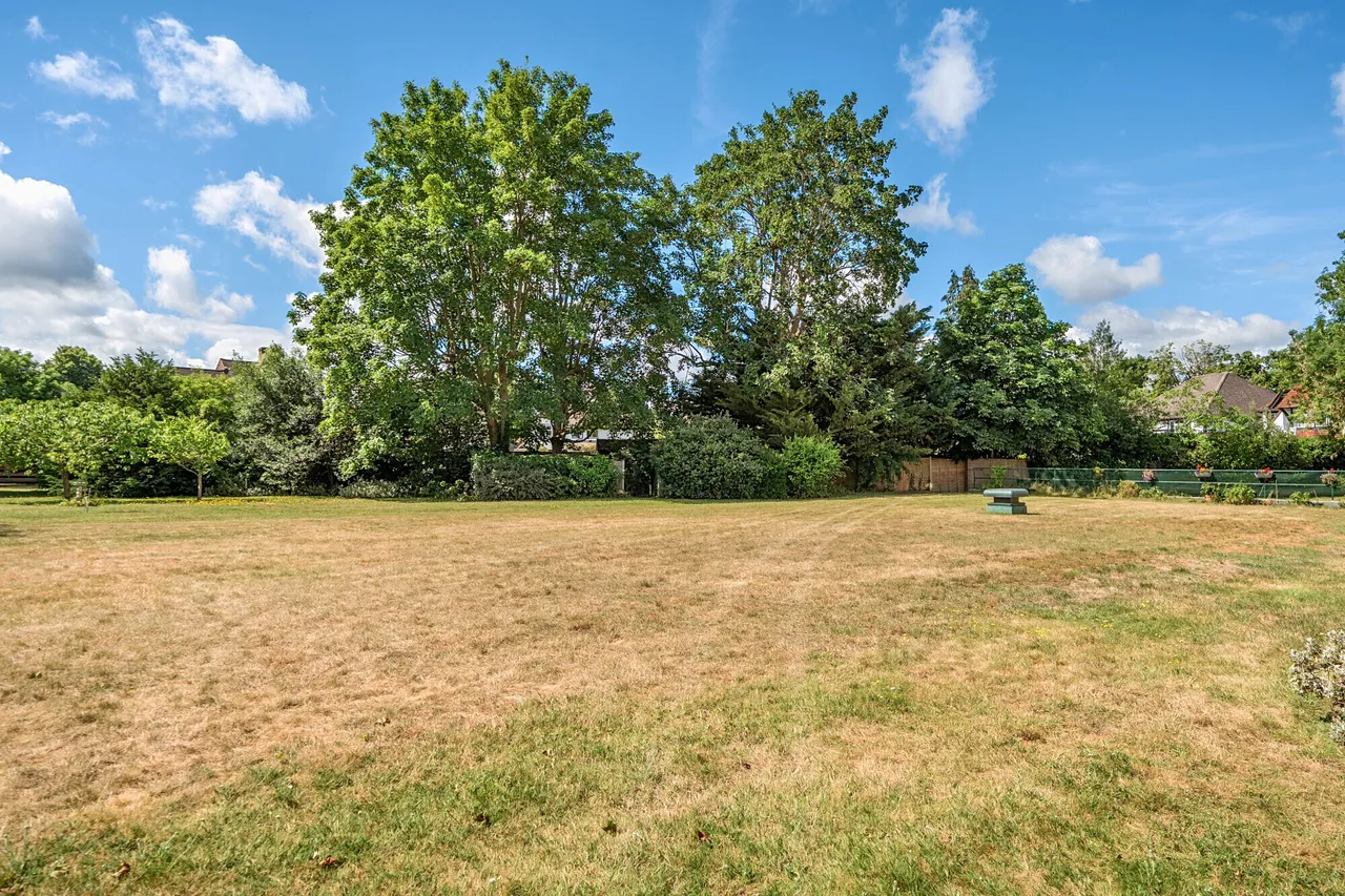 Avenue Road, Epsom, KT18, photo 13