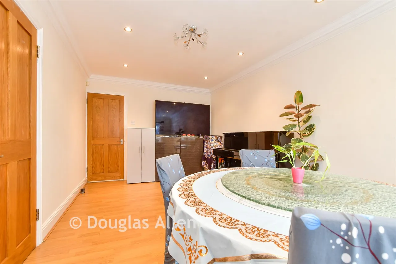 High Meadows, Chigwell, IG7, photo 6