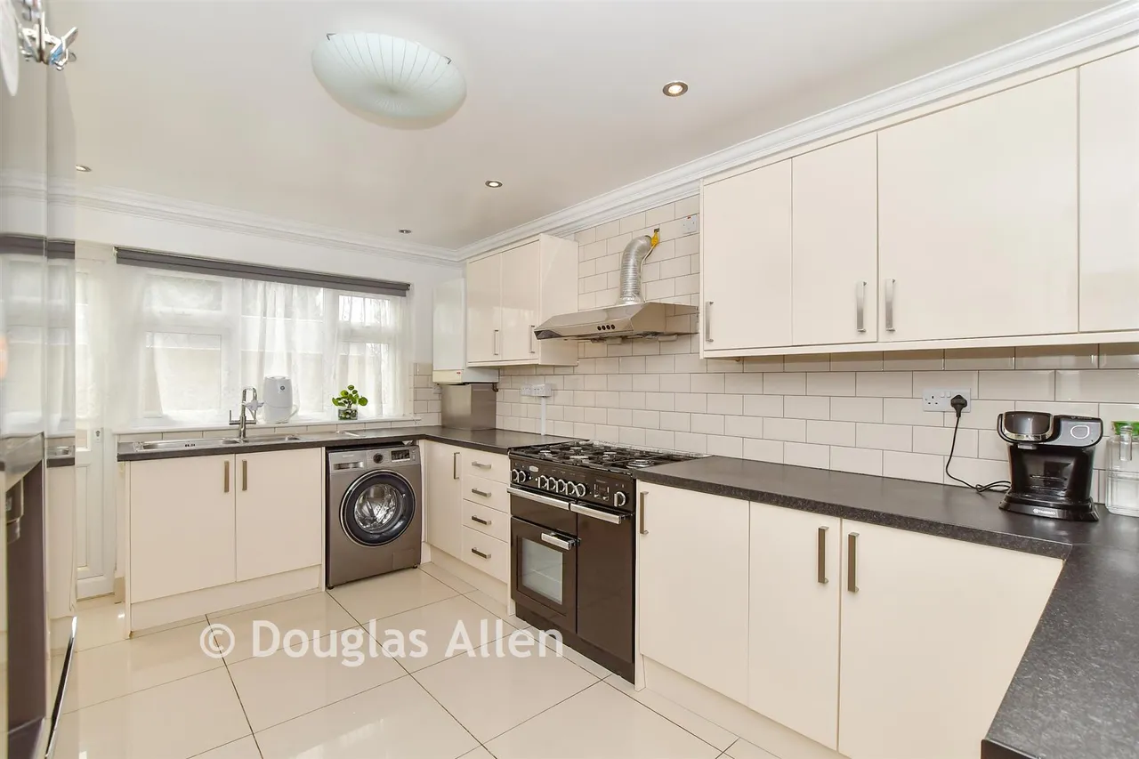 High Meadows, Chigwell, IG7, photo 2