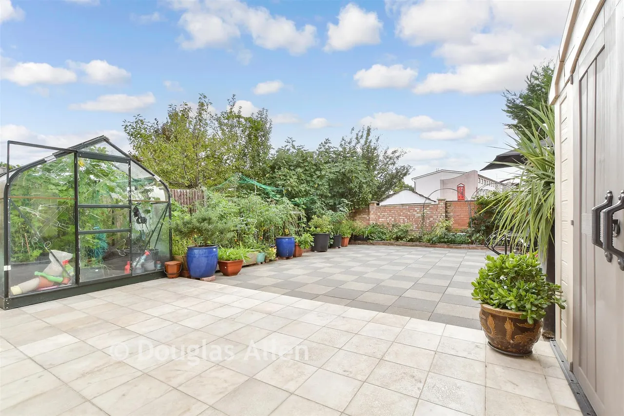 High Meadows, Chigwell, IG7, photo 14