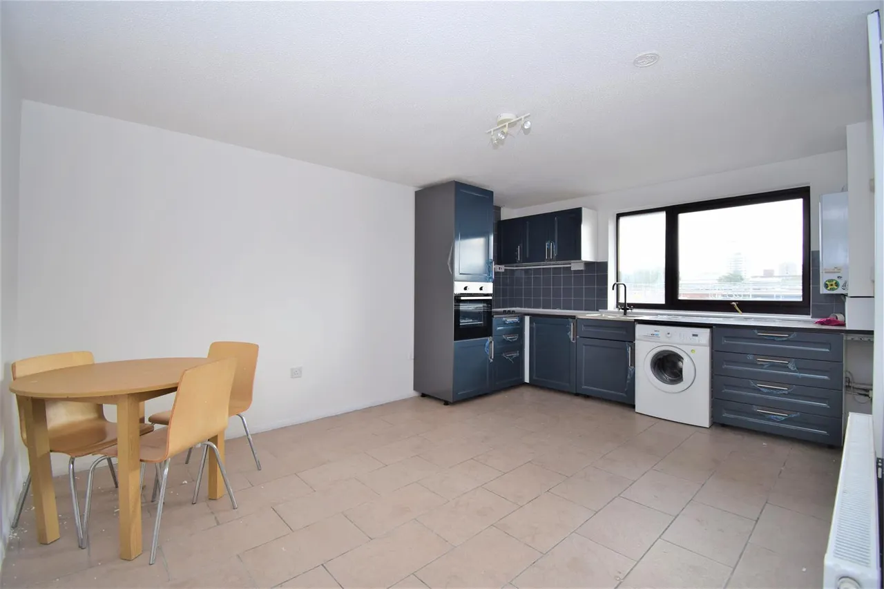 3 bed flat to rent — Gurney Close, Barking