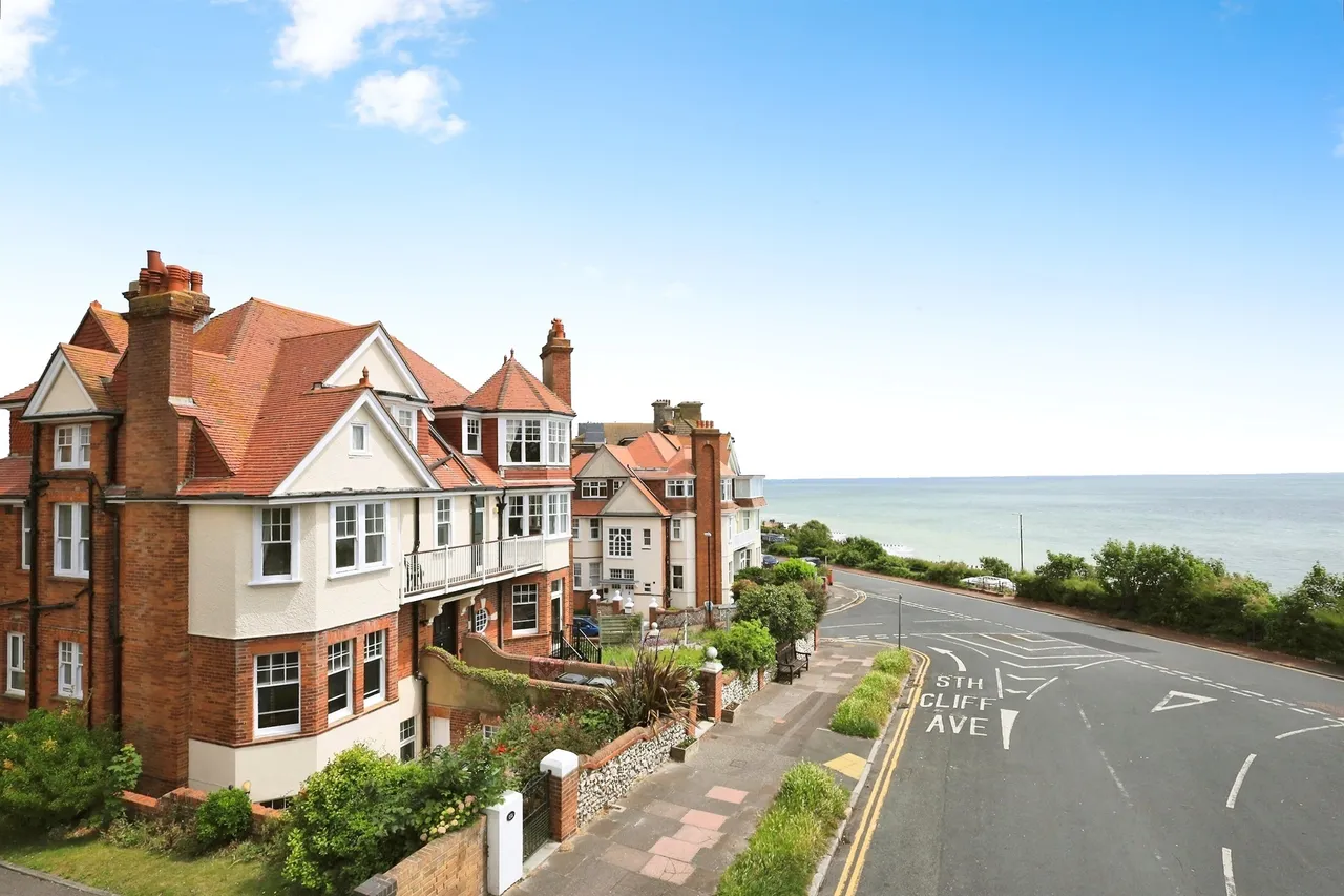 4 bed flat for sale, South Cliff, Eastbourne, BN20