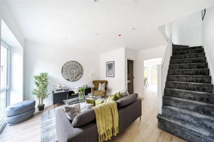 2 bed house for sale, Champagne Walk, London, N3