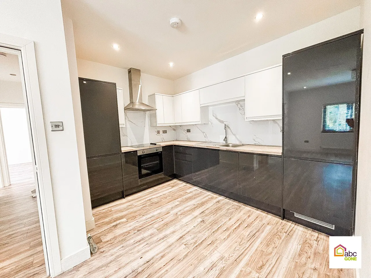 2 bed flat to rent — Flat 2, 131 London Road North, Merstham, Redhill, Surrey, RH1 3AL