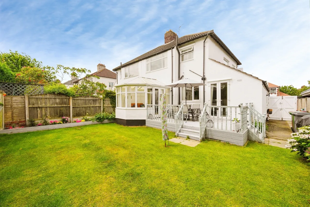 Loretto Drive, Wirral, photo 2