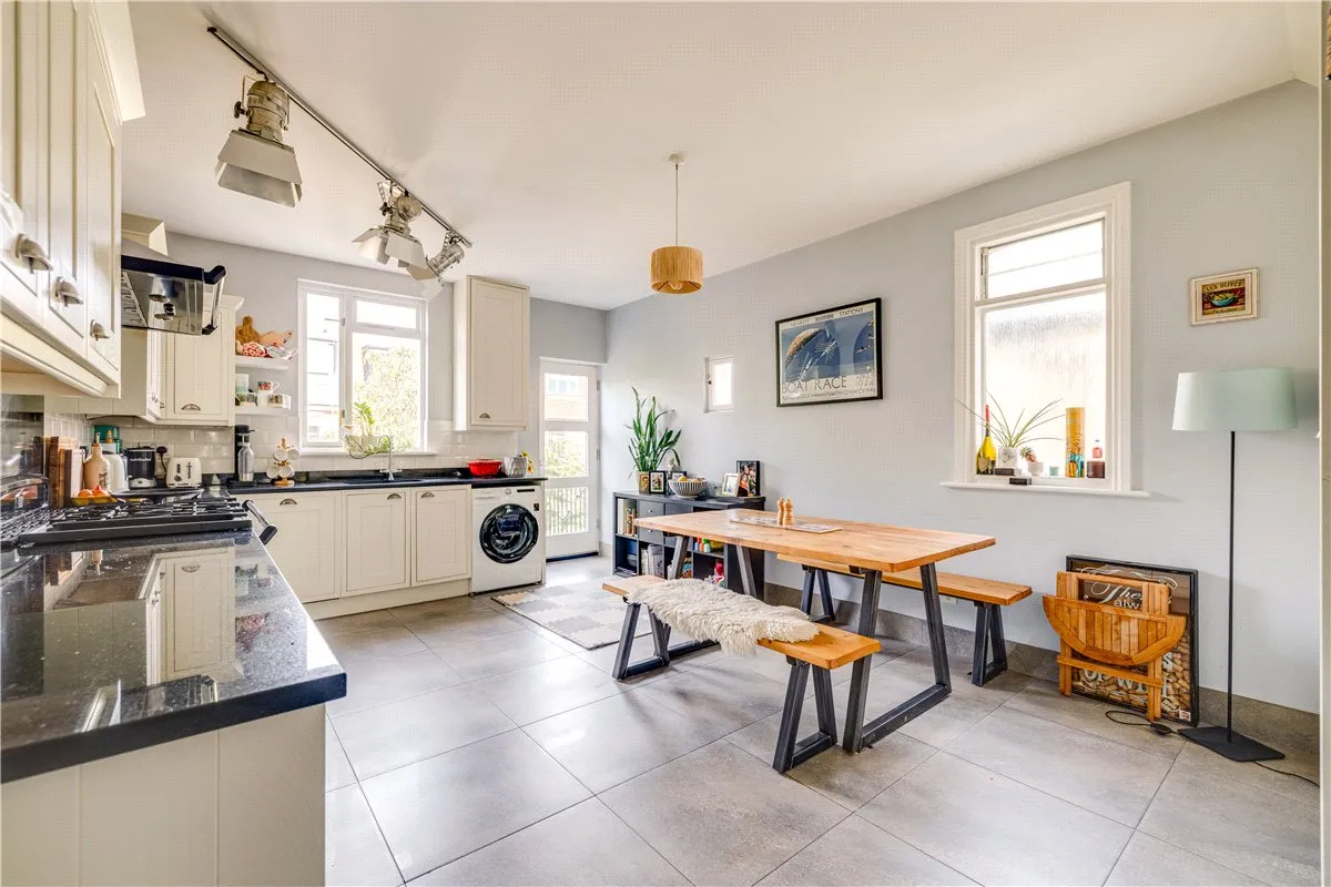 3 bed flat for sale, Replingham Road, London, SW18