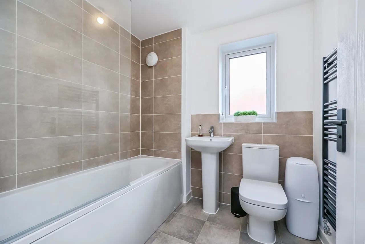 Magee Close, NOTTINGHAM, Nottinghamshire, NG15, photo 13