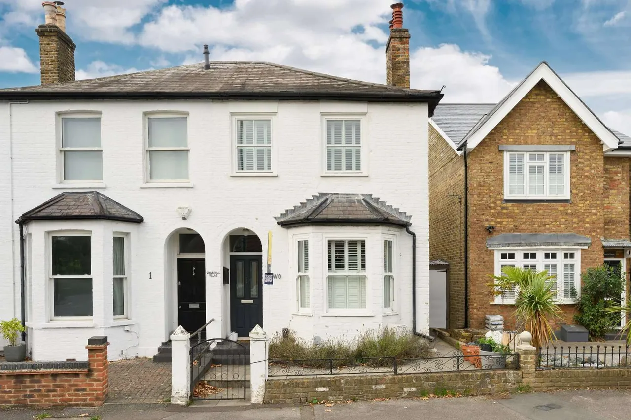 3 bed house for sale — Giggs Hill Villas, Portsmouth Road, Thames Ditton, KT7 0TF