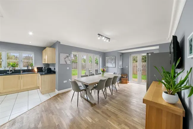 4 bed house for sale — Swallow Fields, Iver