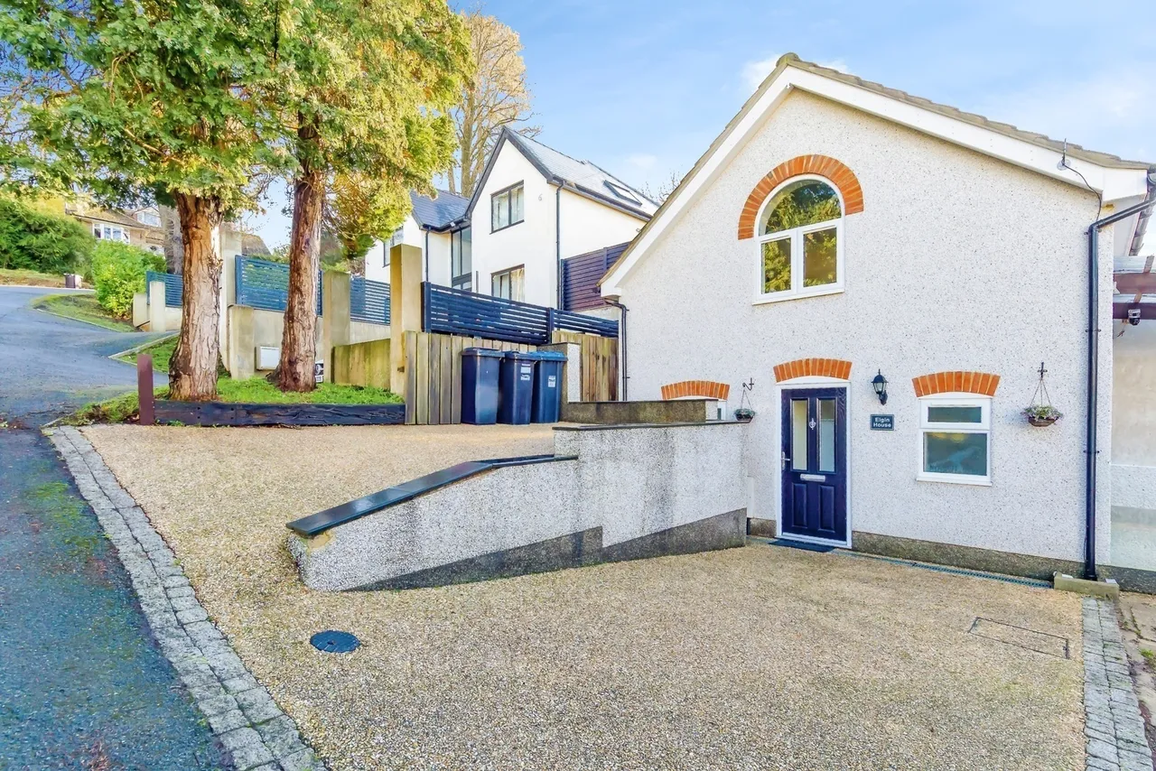 3 bed house for sale — Elgin Crescent, Caterham, Surrey, CR3