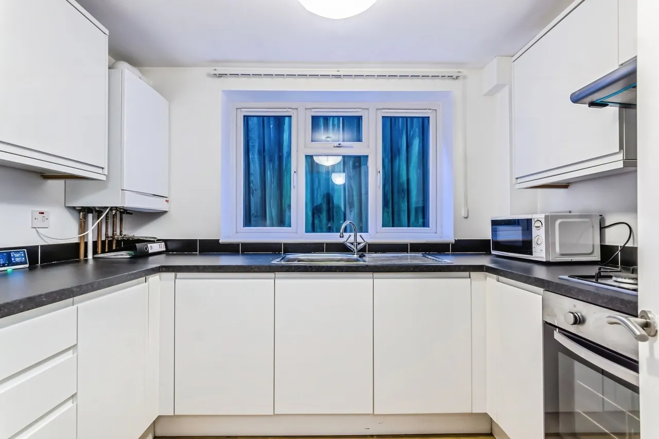 Elgin Crescent, Caterham, Surrey, CR3, photo 12