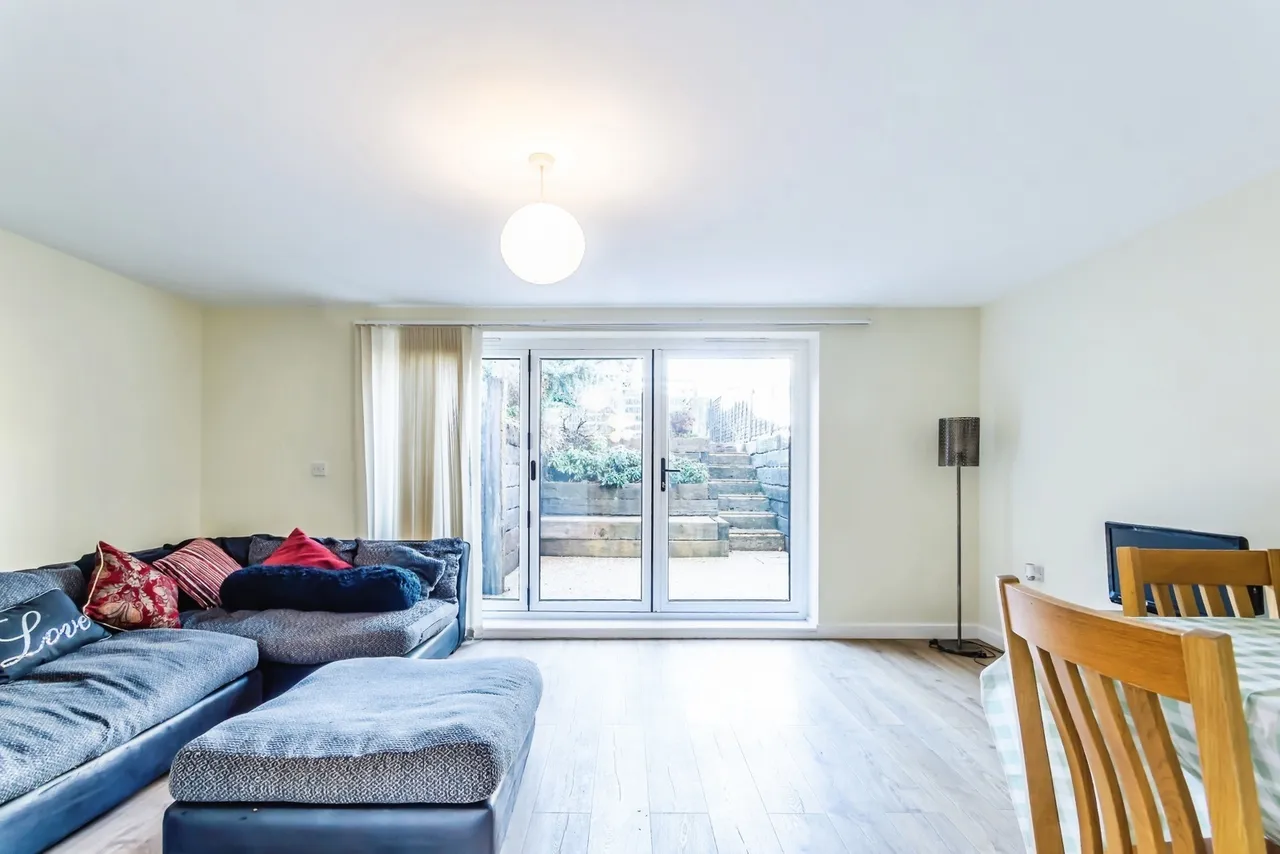 Elgin Crescent, Caterham, Surrey, CR3, photo 19