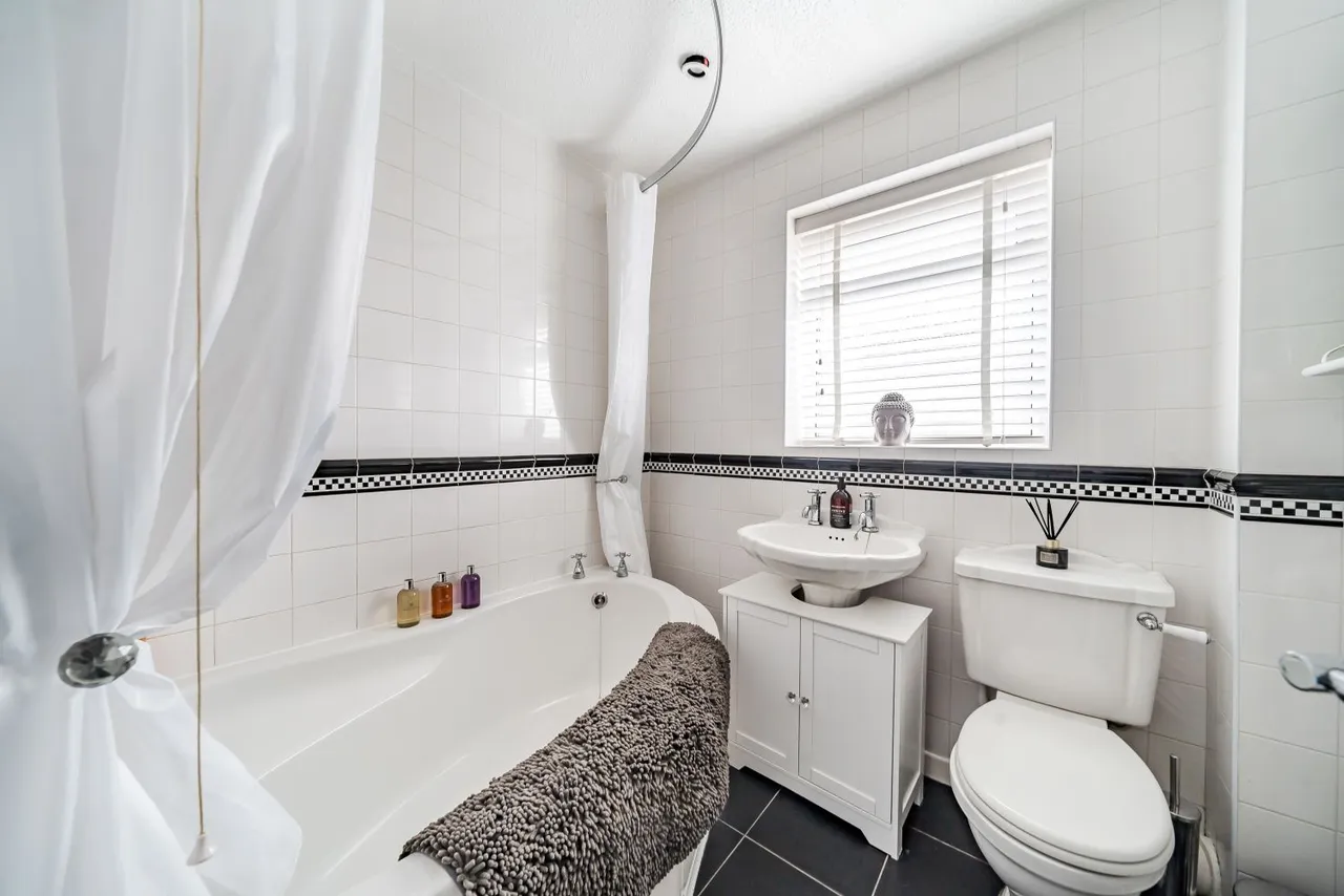 Grassholme Drive, Stockport, SK2, photo 17