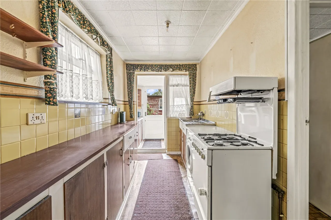 New Road, Hanworth, TW13 6TG, photo 3