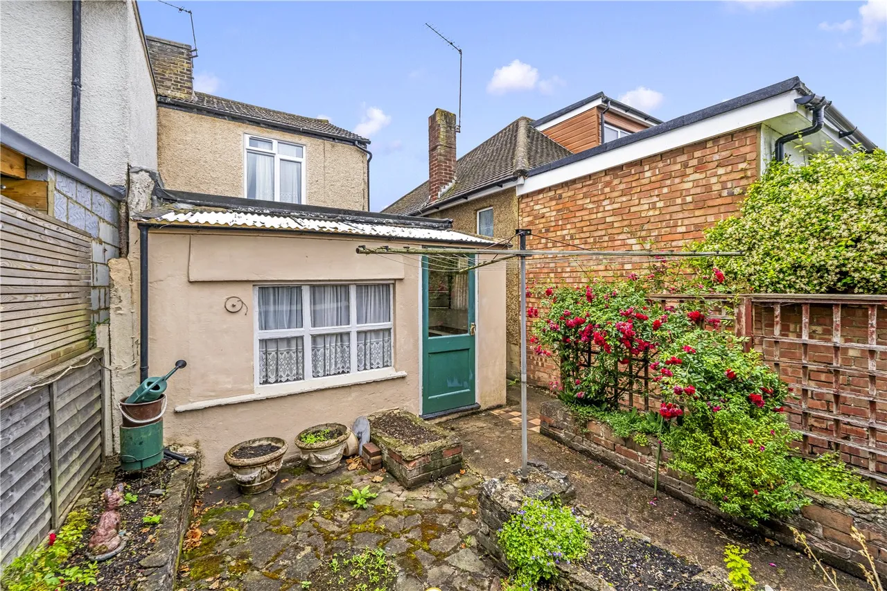 New Road, Hanworth, TW13 6TG, photo 8