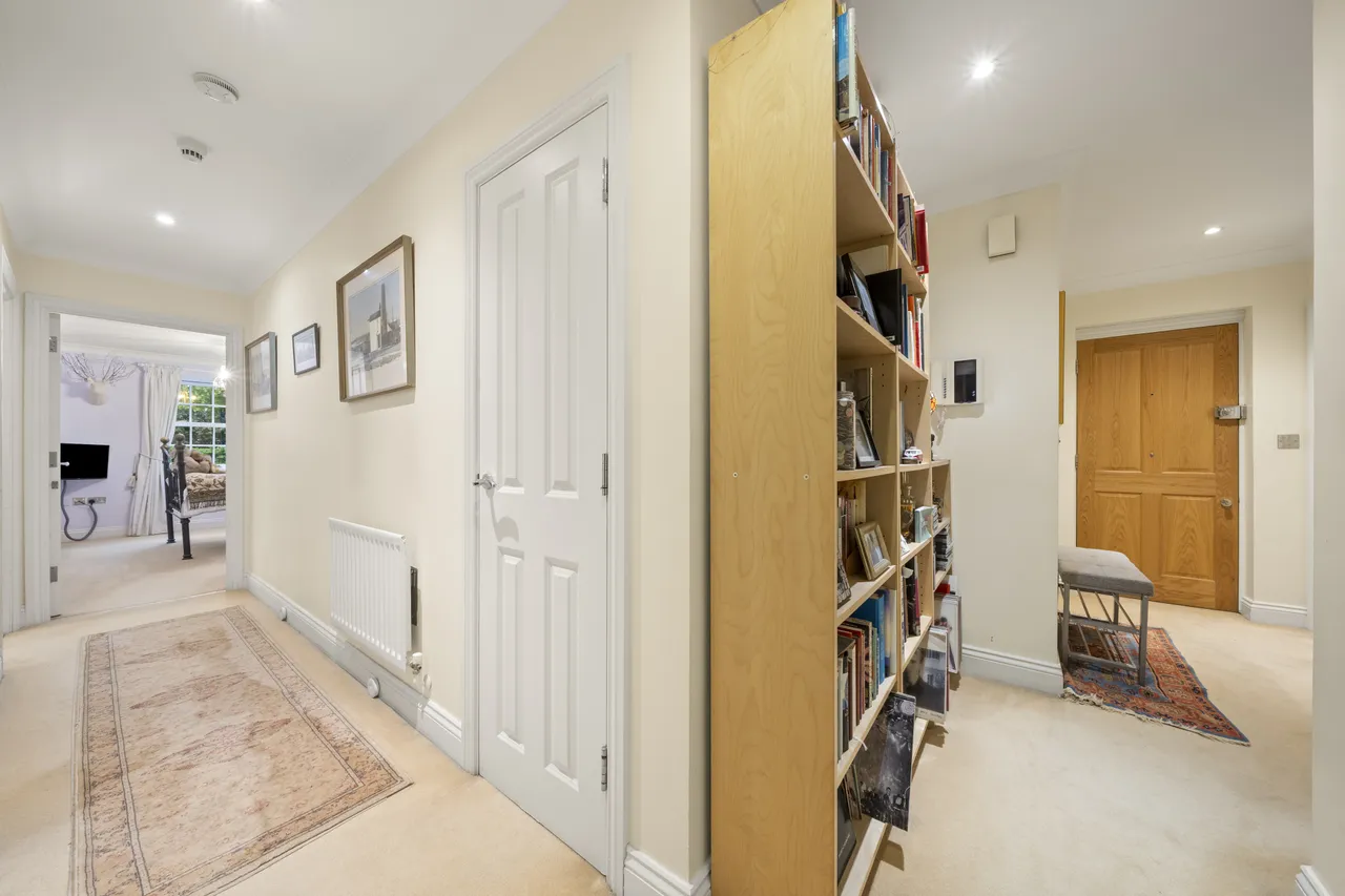Oatlands Avenue, Weybridge, Surrey, KT13, photo 2