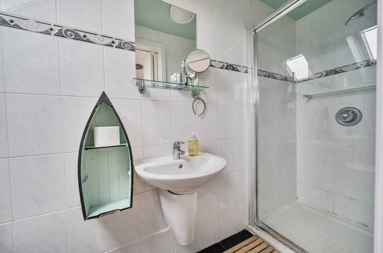 Cottimore Avenue, Walton-On-Thames, KT12, photo 13