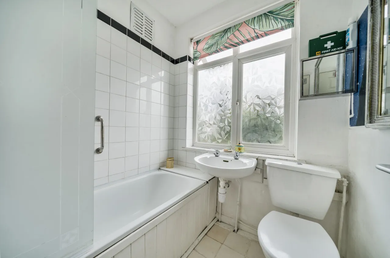 Cottimore Avenue, Walton-On-Thames, KT12, photo 8