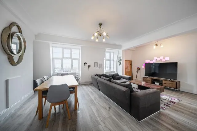 2 bed flat for sale, College Crescent, London, NW3