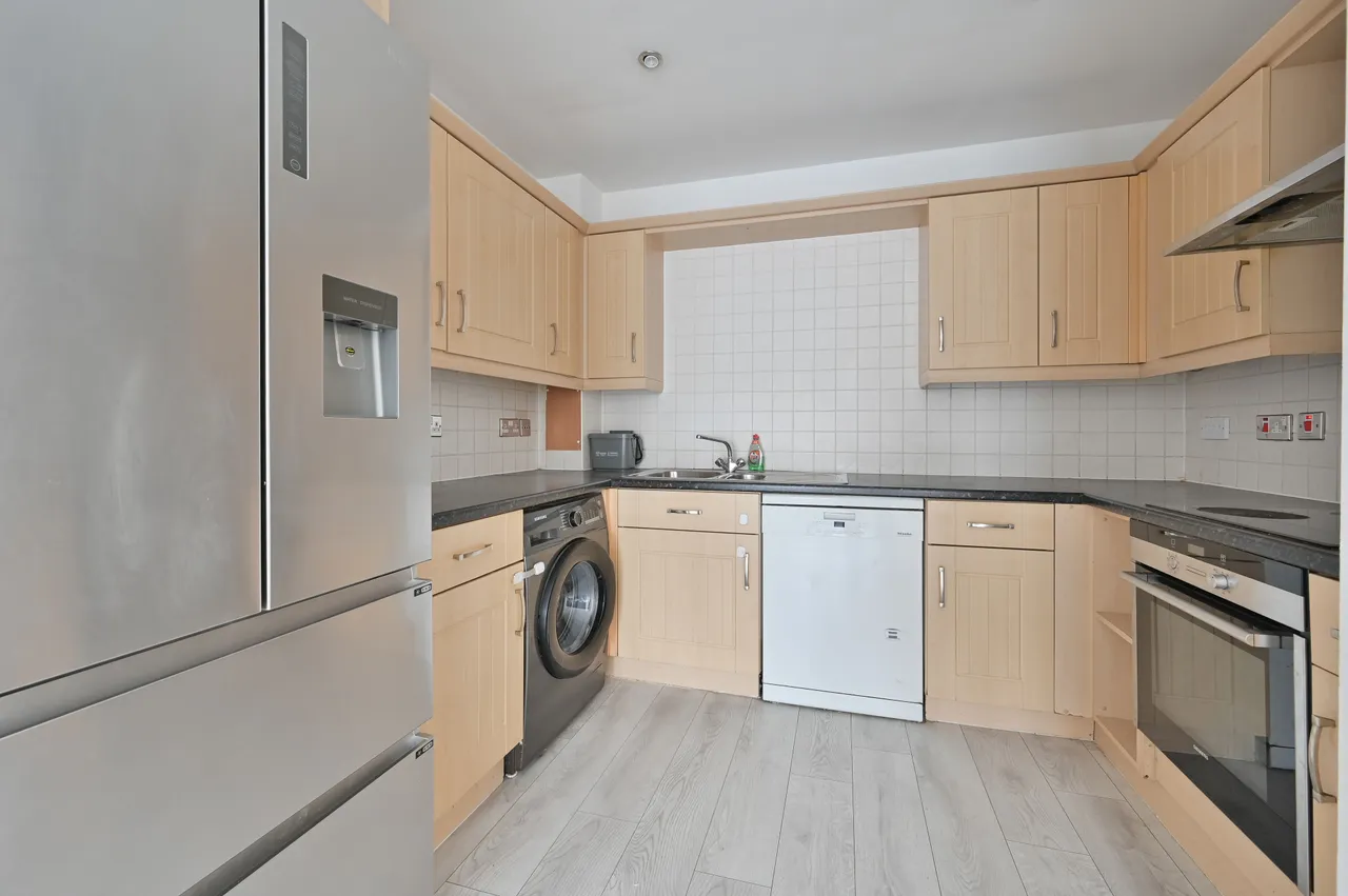 24 Omega Court, The Gateway, Watford, photo 3