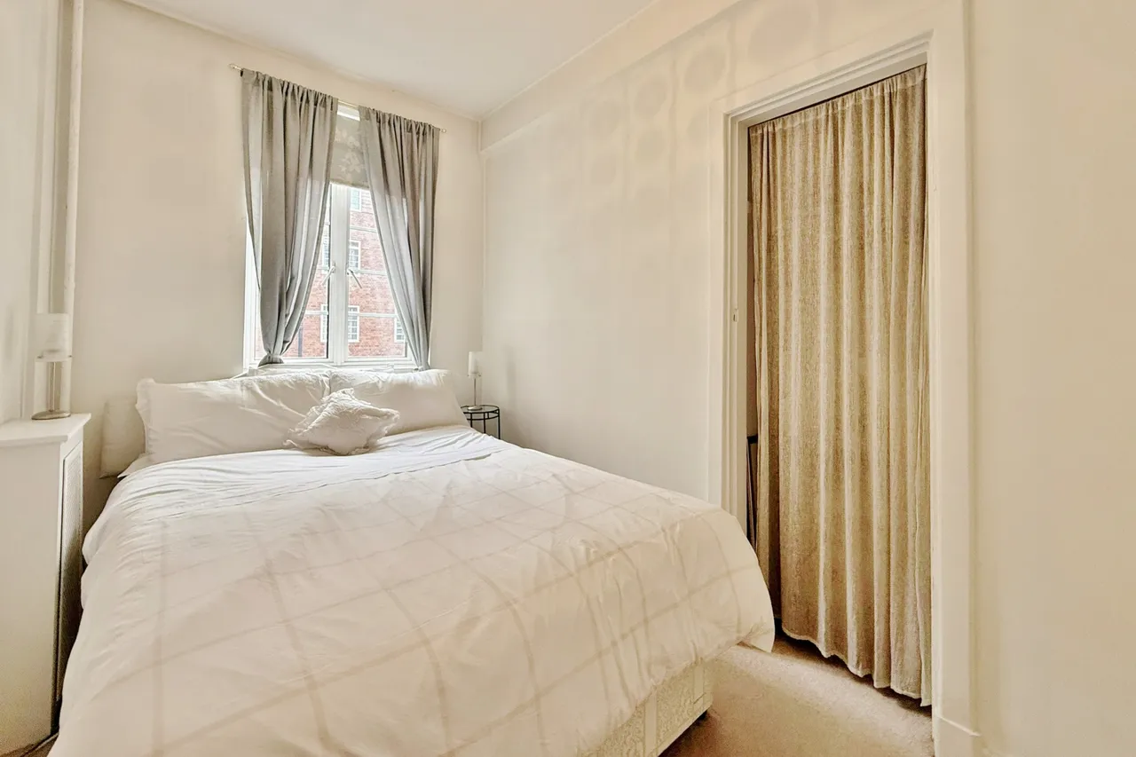 Hammersmith Road, London, W6, photo 11
