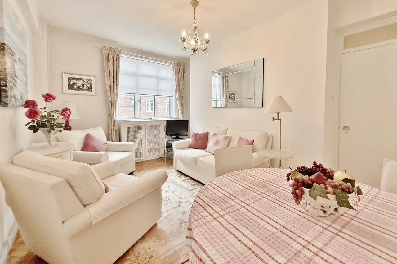 Hammersmith Road, London, W6, photo 2