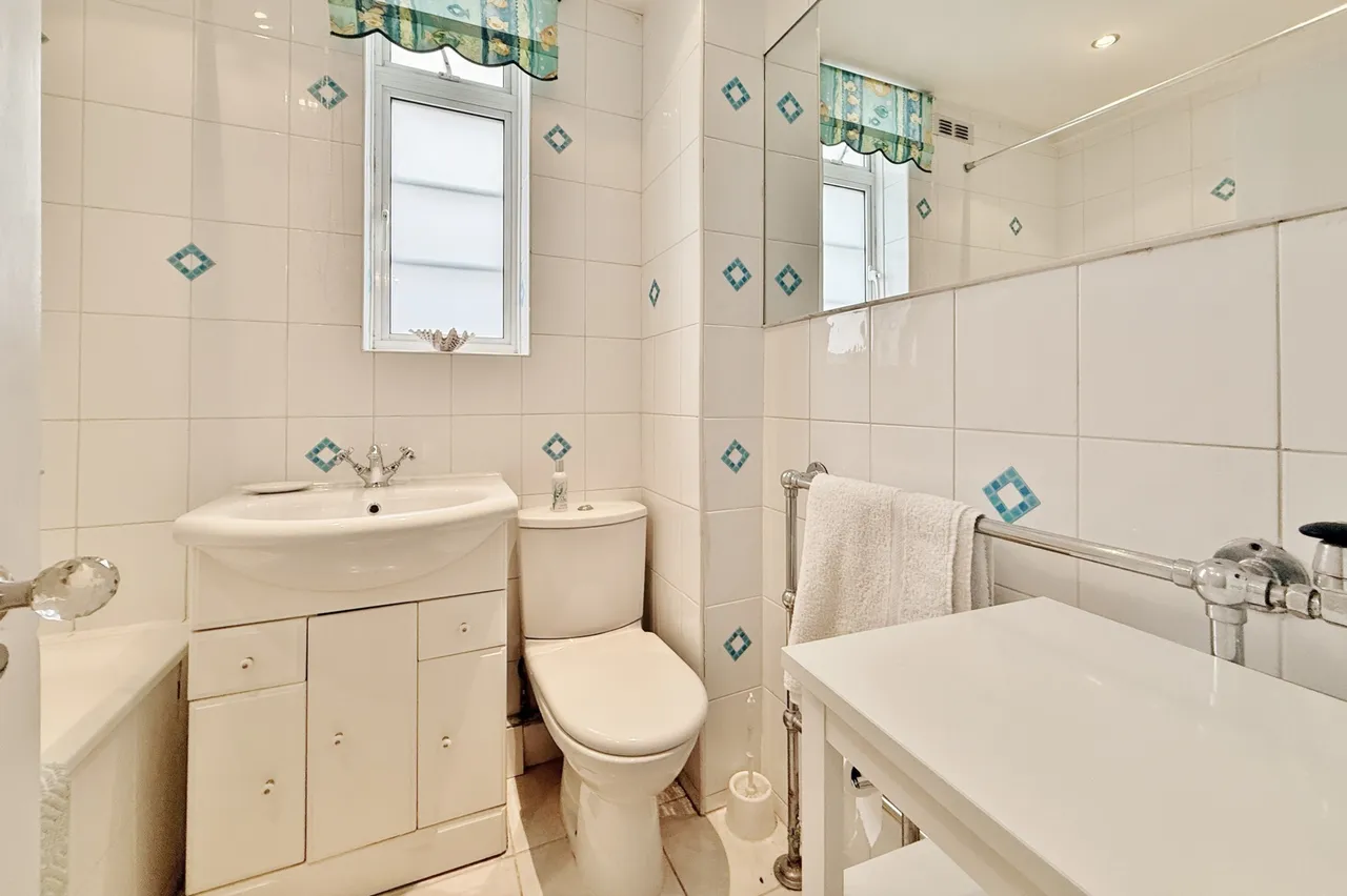 Hammersmith Road, London, W6, photo 9