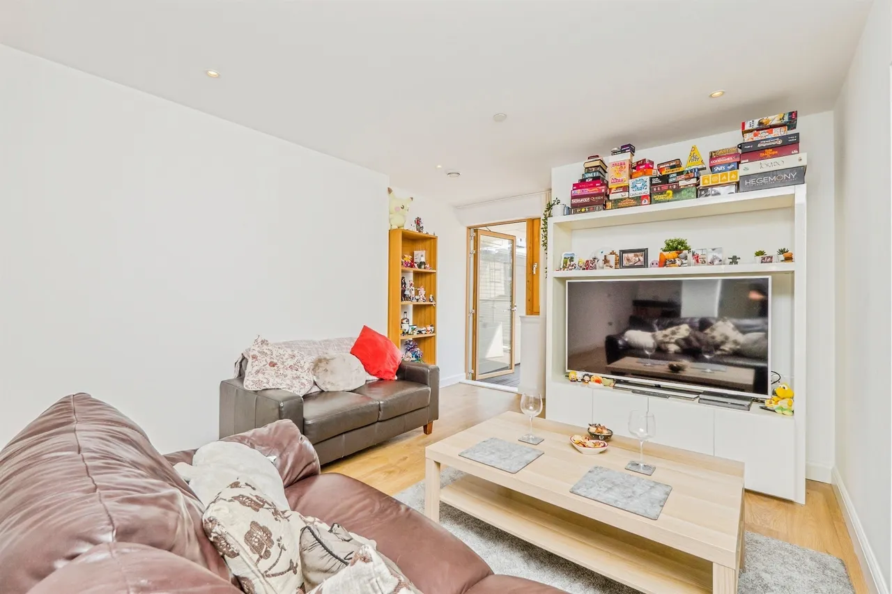Barry Lane, Cardiff, CF10, photo 12