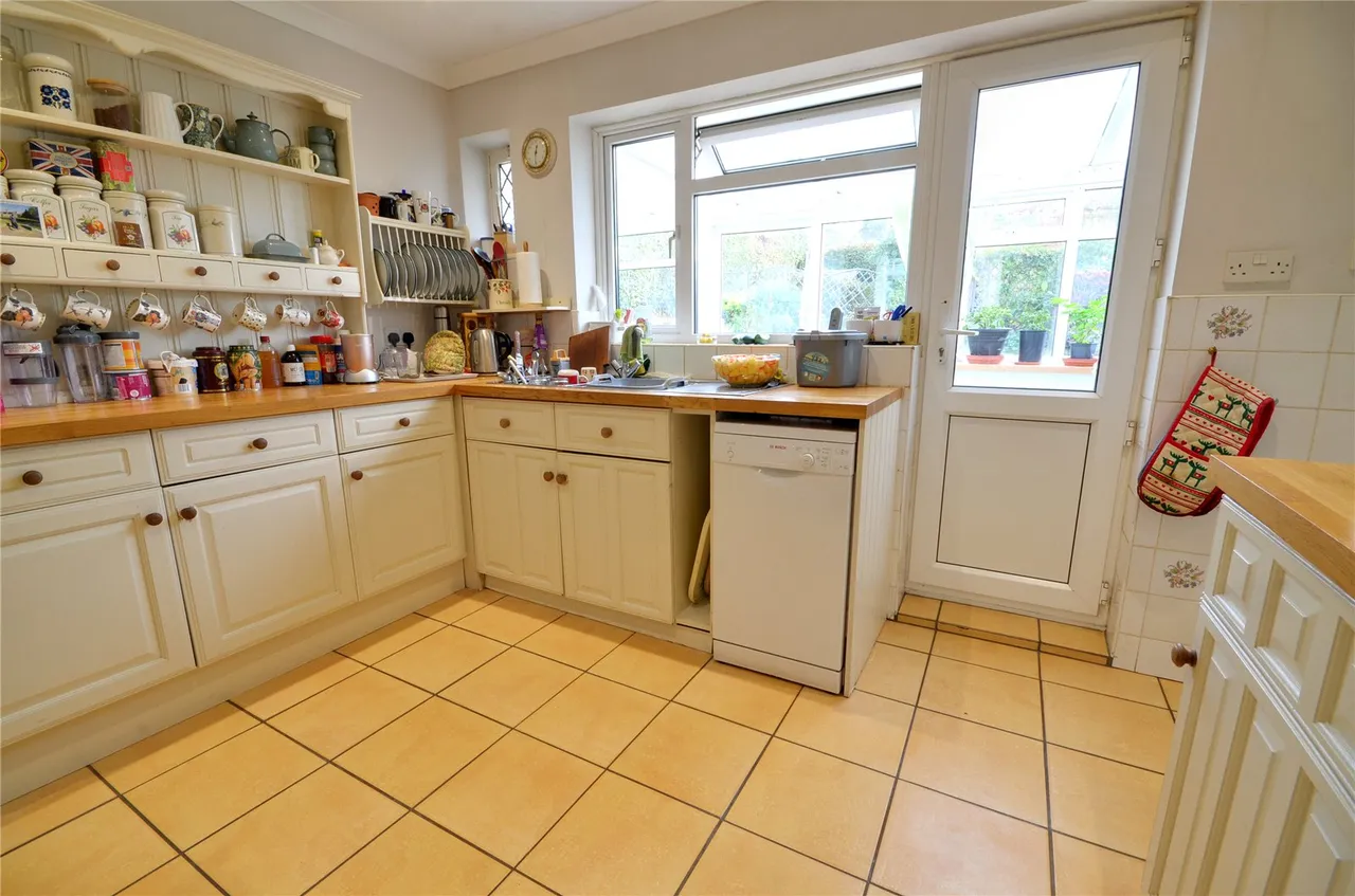 Musgrave Avenue, East Grinstead, RH19, photo 12
