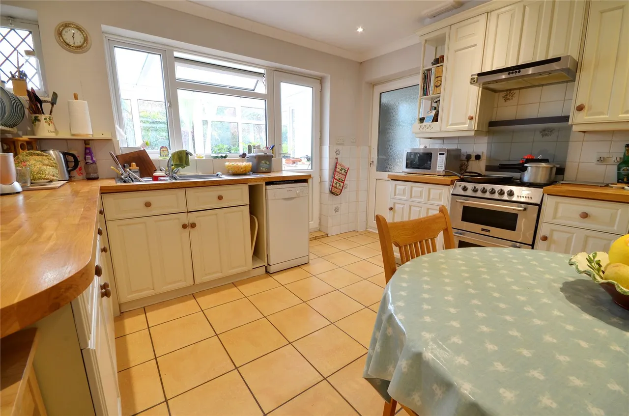 Musgrave Avenue, East Grinstead, RH19, photo 3