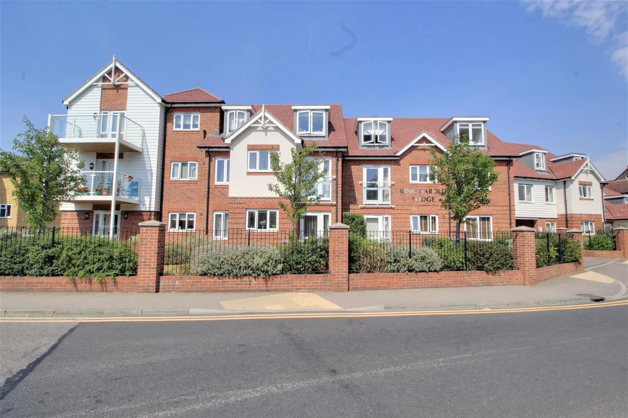 2 bed flat for sale, Broomstick Hall Road, Waltham Abbey, EN9