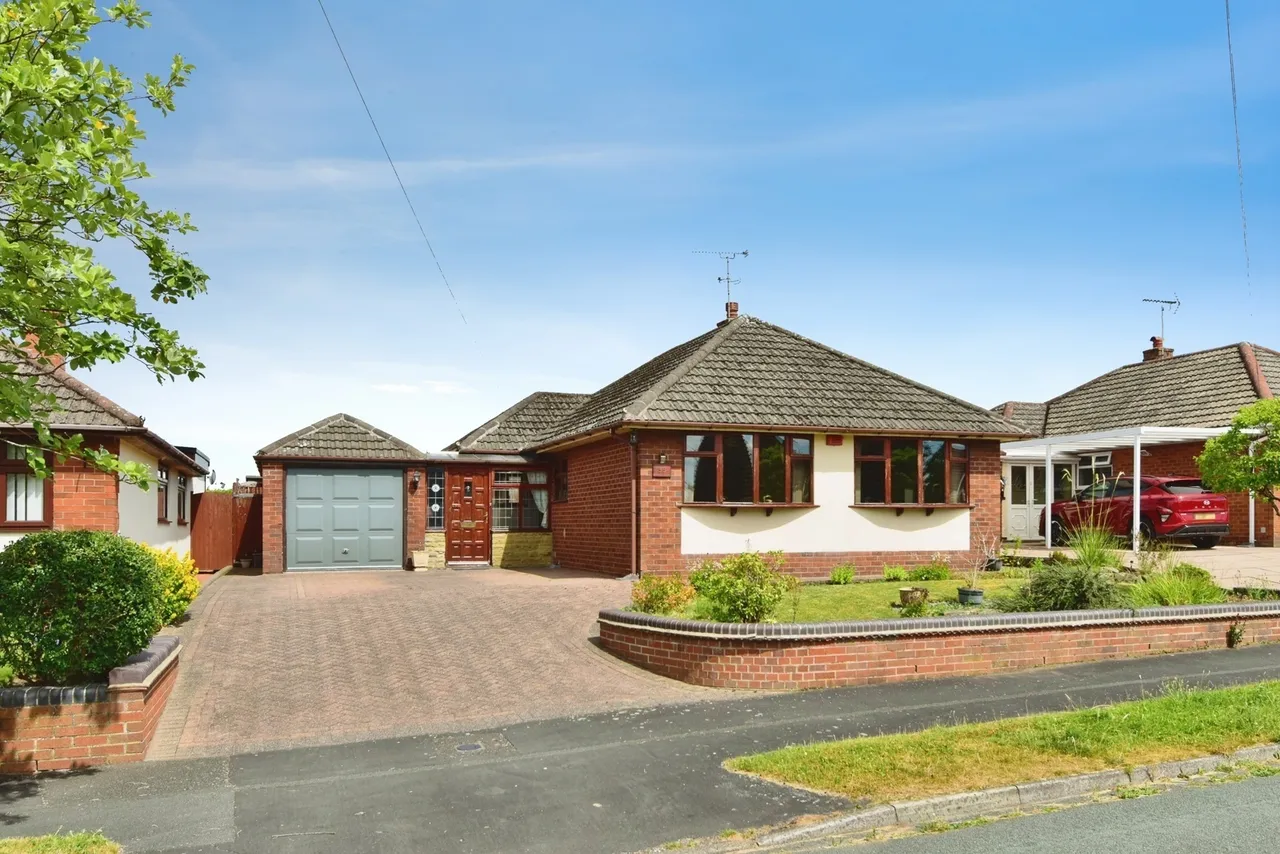 3 bed house for sale — Brattswood Drive, Church Lawton, Stoke-on-Trent, Cheshire, ST7