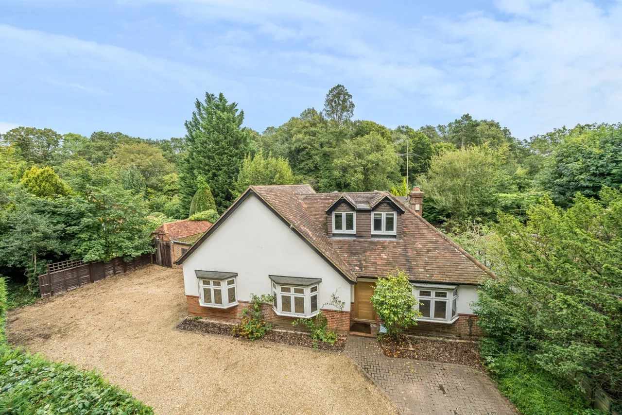4 bed property to rent — Chobham Road, Knaphill, Woking, Surre...
