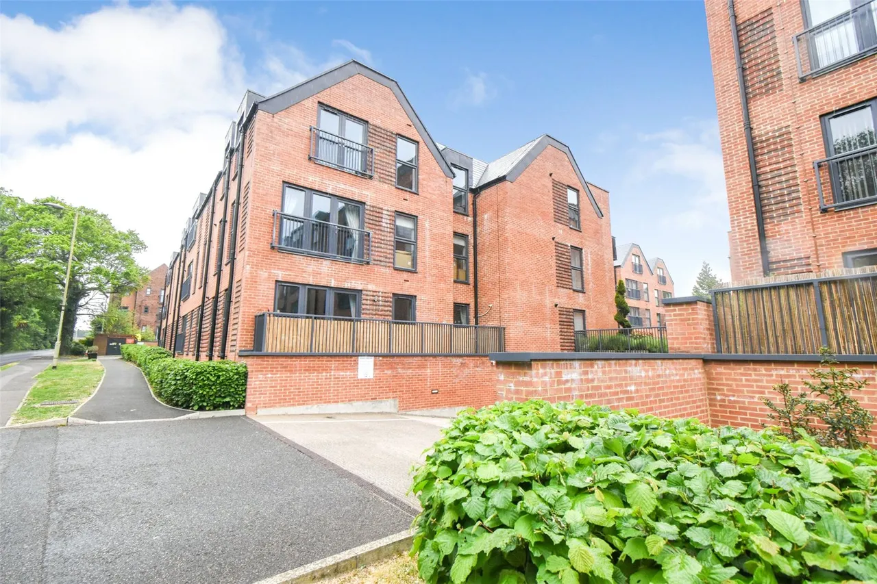 2 bed flat for sale — Station Road, Hook, Hampshire, RG27 9QF