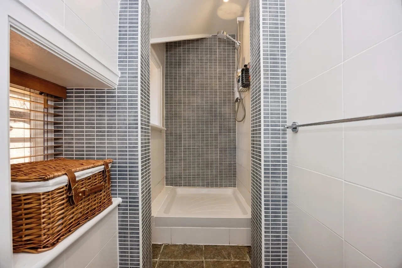 Portsmouth Road, Guildford, GU2, photo 9