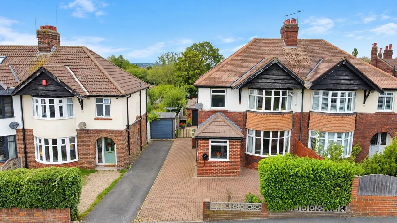 3 bed house for sale, Uppermoor, Pudsey, LS28